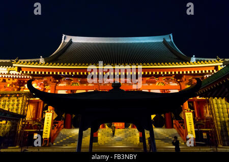 Vista notturna di incenso bruciatore a Kaminari Gate sul cancello di ingresso che conduce al tempio di Sensoji, Asakusa, Tokyo, Giappone Foto Stock