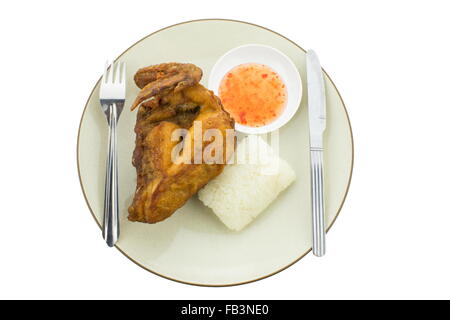 Riso con pollo fritto isolati su sfondo bianco Foto Stock