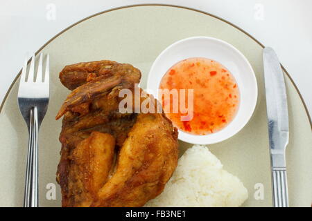 Riso con pollo fritto è un piatto popolare in Thailandia Foto Stock