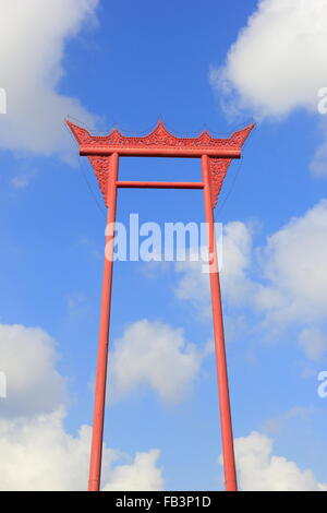 Il gigante swing (sao ching cha) sullo sfondo del cielo e delle nubi in Thailandia Foto Stock