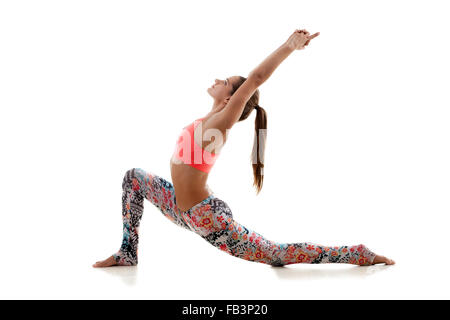 Yoga pratiche ragazza in colorate sportswear con tesa fino bracci su sfondo bianco Foto Stock