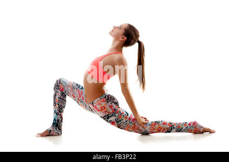 Yoga pratiche ragazza in abbigliamento sportivo colorato su sfondo bianco Foto Stock