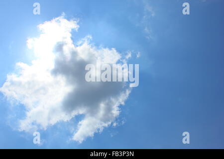 La luce del sole che splende attraverso il cloud sul cielo luminoso Foto Stock