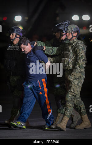 Città del Messico. 8 Gen, 2016. Scorta di soldati Joaquin Guzman Loera, alias "El Chapo', al momento del suo arrivo all'hangar dell'Ufficio del Procuratore Generale a Città del Messico, capitale del Messico il 8 gennaio, 2016. Dopo un inizio di mattina raid nel nord del Messico è stato di Sinaloa la città di Los Mochis dalla polizia messicana e marines venerdì, Sinaloa leader del cartello Joaquin Guzman Loera fu rioccupata, sei mesi dopo la sua seconda Prison Break. Credito: Pedro Mera/Xinhua/Alamy Live News Foto Stock