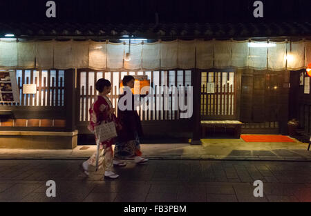Le donne in kimono tradizionali camminando sulla stradina di case tradizionali su Hanami-Koji Street nel quartiere di Gion, Kyoto, Giappone Foto Stock