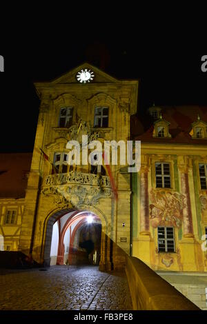 Bamberg, Germania - vista notturna su Altes Rathaus da Karolinenstraße, Baviera, regione Alta Franconia Foto Stock