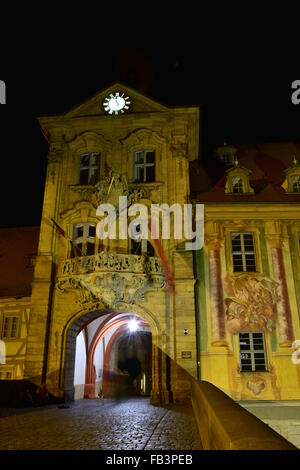 Bamberg, Germania - vista notturna su Altes Rathaus da Karolinenstraße, Baviera, regione Alta Franconia Foto Stock