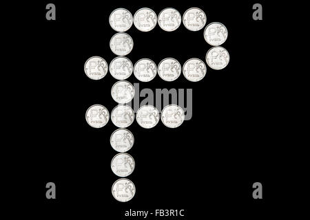 Diversi di metallo rublo russo monete su sfondo nero in forma di ruble emblema Foto Stock