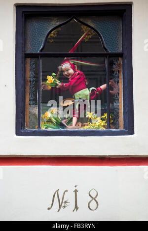 Shop window display nel Golden area di corsia, il Castello di Praga, Repubblica Ceca Foto Stock