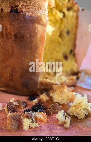 Panettone milanese con in close-up di frutta candita Foto Stock