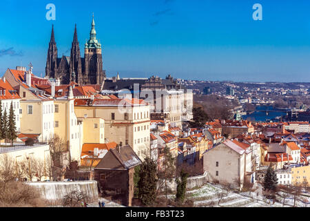 Vista del Castello di Praga in inverno Panorama Praga Repubblica Ceca Europa Castello di Praga scena invernale in una giornata di sole che si affaccia sul Castello di Praga a Hradcany Foto Stock