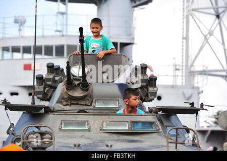 Bangkok, Tailandia. Il 9 gennaio, 2016. Bambini stand su un veicolo militare presso il Royal Thai Navy Academy a sud di Bangkok, Thailandia, Gen 9, 2016. La nazionale tailandese bambini giorno viene celebrata ogni secondo sabato del mese di gennaio. Credito: Rachen Sageamsak/Xinhua/Alamy Live News Foto Stock