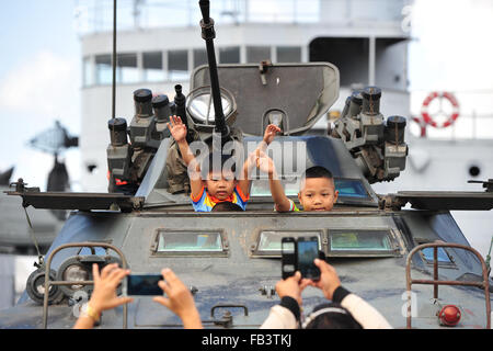 Bangkok, Tailandia. Il 9 gennaio, 2016. I bambini a sedersi in un veicolo militare presso il Royal Thai Navy Academy a sud di Bangkok, Thailandia, Gen 9, 2016. La nazionale tailandese bambini giorno viene celebrata ogni secondo sabato del mese di gennaio. Credito: Rachen Sageamsak/Xinhua/Alamy Live News Foto Stock