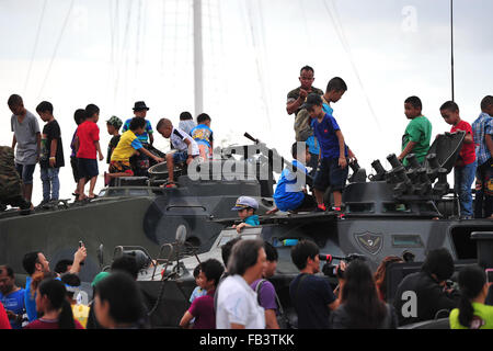 Bangkok, Tailandia. Il 9 gennaio, 2016. Bambini stand su veicoli militari presso il Royal Thai Navy Academy a sud di Bangkok, Thailandia, Gen 9, 2016. La nazionale tailandese bambini giorno viene celebrata ogni secondo sabato del mese di gennaio. Credito: Rachen Sageamsak/Xinhua/Alamy Live News Foto Stock