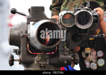 Bangkok, Tailandia. Il 9 gennaio, 2016. Bambini stand su un veicolo militare presso il Royal Thai Navy Academy a sud di Bangkok, Thailandia, Gen 9, 2016. La nazionale tailandese bambini giorno viene celebrata ogni secondo sabato del mese di gennaio. Credito: Rachen Sageamsak/Xinhua/Alamy Live News Foto Stock