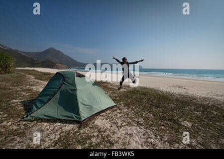 Campeggio a vuoto lungo Tai Wan (Big Wave Bay beach, Sai Kung, Hong Kong Foto Stock