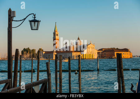 Isola di San Giorgio Maggiore a Venezia presso sun-set, Venezia, Veneto, Italia Foto Stock