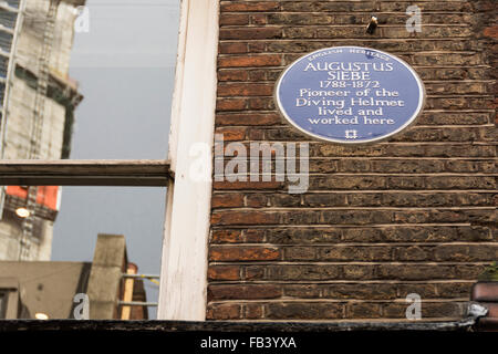 Augustus Siebe blu sulla placca della Londra storica Denmark Street. Impostare per la demolizione per fare la strada per Crossrail estensione. Foto Stock