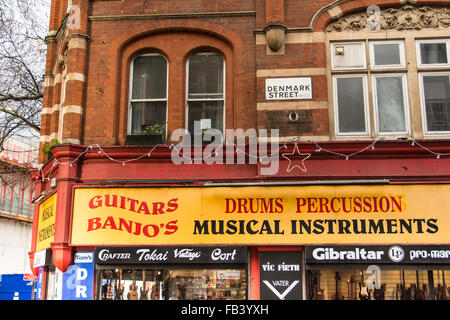 Strumenti musicali shop on della Londra storica Denmark Street. Impostare per la demolizione per fare la strada per Crossrail estensione. Foto Stock