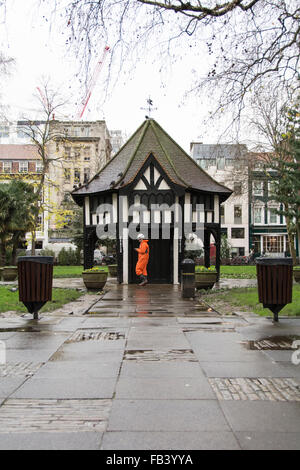 Il Giardiniere's Lodge in Soho Square, la simulazione di una edificio Tudor nel West End di Londra, Regno Unito. Foto Stock