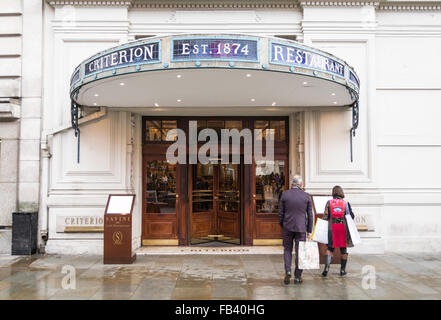 Esterno del criterio nel Ristorante Piccadilly Londra Inghilterra REGNO UNITO Foto Stock