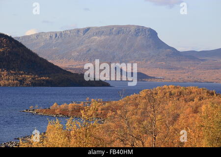 Vista di Saana di montagna e lago di Kilpisjärvi in Lapponia, Finlandia Foto Stock