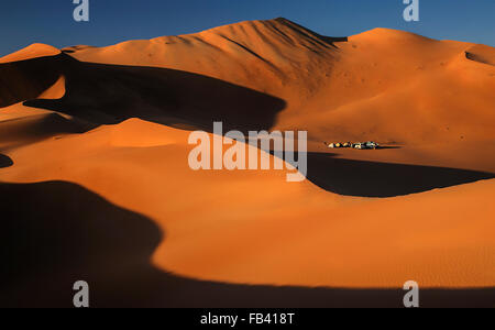 Campo in tenda tra le dune su Empty Quarter, Rub al Khali Desert, Oman Foto Stock