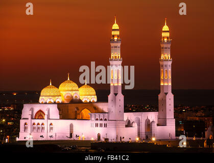 Notte cityscape di Muscat con una moschea illuminata, Oman Foto Stock