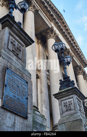 Dublino, Irlanda - 05 gennaio: angolo basso dettaglio della Dublin City Hall di ingresso, della placca in entrambe celtica irlandese e inglese. Januar Foto Stock