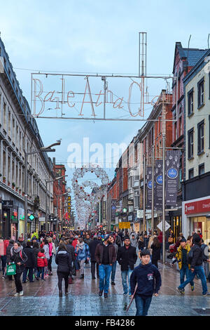 Dublino, Irlanda - 05 gennaio: Occupato Henri strada piena di pedoni dopo la pioggia. Il segno legge "Baile Átha Cliath', irlandese ce Foto Stock