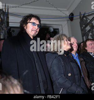 Targa blu evento in Cirencester 7/1/2016 per commemorare Cozy Powell il batterista con la leggendaria i Gruppi Rock con il Dr Brian può comportare il chitarrista dalla regina. Foto Stock