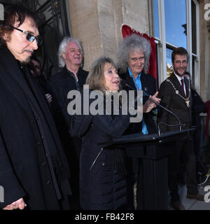 Targa blu evento in Cirencester 7/1/2016 per commemorare Cozy Powell il batterista con la leggendaria i Gruppi Rock con il Dr Brian può comportare il chitarrista dalla regina. Foto Stock