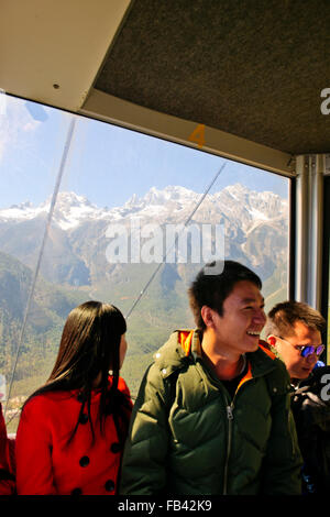 Jade Dragon Snow Mountain,popolare destinazione turistica con la Funivia,prati circondati da foreste e bandiere di preghiera,Fortuna Charms, Foto Stock