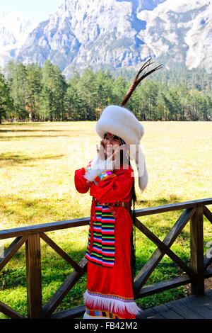 Jade Dragon Snow Mountain,popolare destinazione turistica con la Funivia,prati circondati da foreste e bandiere di preghiera,Fortuna Charms, Foto Stock