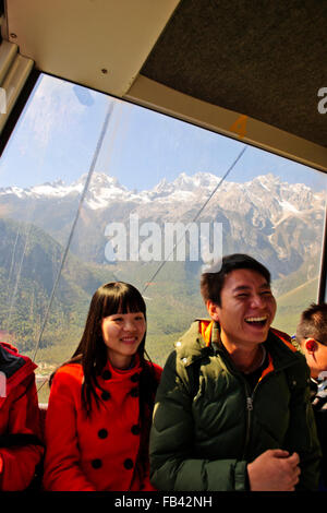 Jade Dragon Snow Mountain,popolare destinazione turistica con la Funivia,prati circondati da foreste e bandiere di preghiera,Fortuna Charms, Foto Stock