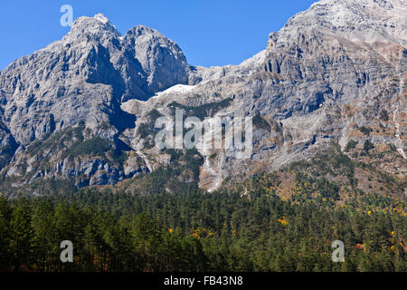 Jade dragon snow mountain,popolare destinazione turistica con la funivia,prati circondati da foreste e bandiere di preghiera,fortuna charms, Foto Stock