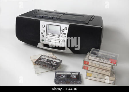 Registrati Home cassetta nastri impilati nella parte anteriore di uno stile anni '90 cassette, radio e lettore CD Foto Stock