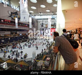 Centro Commerciale Dubai Dubai EMIRATI ARABI più grande del mondo centro commerciale al coperto pista di pattinaggio sul ghiaccio. Foto Stock