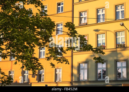 Luminoso appartamento colorati edifici in prima serata luce, Cracovia in Polonia Foto Stock