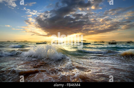 Barche da pesca nell'oceano al tramonto Foto Stock