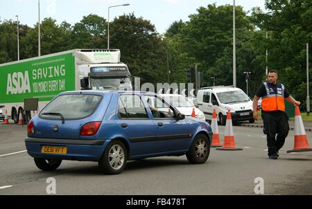 Ufficiale sportivo che causa il traffico choas a causa della corsa ciclistica Velothon evento che si svolge nella città di Newport South Wales GB UK 2015 Foto Stock