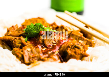 Kimchi stufato con tofu e carne di maiale, sul riso tagliatelle Foto Stock