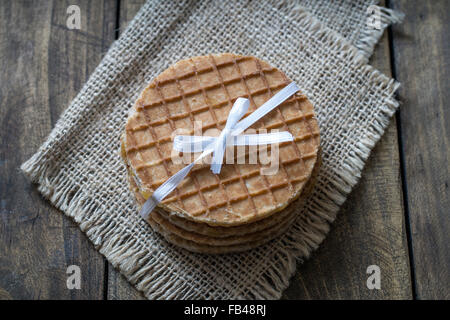 Cialde olandese con caramello su sfondo di legno, close up Foto Stock