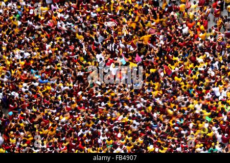 Manila, Filippine. 9 Gen, 2016. La Traslacion del Nazareno nero Festival mentre entrando in China Town a Binondo Manila e devoti cercando di toccare l'icona del Nazareno nero e la corda come la loro convinzione che essa può essere concesso il loro desiderio o una parte della loro "Panata" o devozioni. Credito: Gregorio B. Dantes Jr./Pacific Press/Alamy Live News Foto Stock