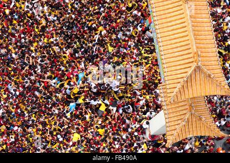 Manila, Filippine. 9 Gen, 2016. La Traslacion del Nazareno nero Festival mentre entrando in China Town a Binondo Manila e devoti cercando di toccare l'icona del Nazareno nero e la corda come la loro convinzione che essa può essere concesso il loro desiderio o una parte della loro "Panata" o devozioni. Credito: Gregorio B. Dantes Jr./Pacific Press/Alamy Live News Foto Stock