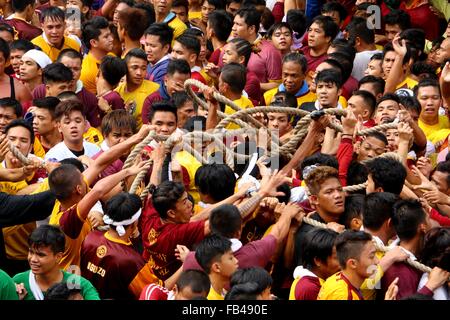 Manila, Filippine. 9 Gen, 2016. I devoti cercando di toccare la corda del Nazareno nera processione nella parte anteriore del Museo Nazionale a Manila per unita la Traslacion del Nazareno nero Festival. Credito: Gregorio B. Dantes Jr./Pacific Press/Alamy Live News Foto Stock