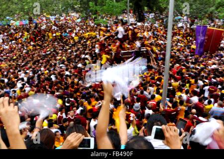 Manila, Filippine. 9 Gen, 2016. I devoti wave loro asciugamano mentre il Nazareno nero nella parte anteriore del Museo Nazionale a Manila per unita la Traslacion del Nazareno nero Festival. I devoti cercando di toccare l'icona del Nazareno nero e la corda come la loro convinzione che essa può essere concesso il loro desiderio o una parte della loro "Panata" o devozioni. Credito: Gregorio B. Dantes Jr./Pacific Press/Alamy Live News Foto Stock