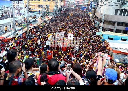 Manila, Filippine. 9 Gen, 2016. La Traslacion del Nazareno nero mentre passa sotto i ponti di Quezon Manila e devoti cercando di toccare l'icona del Nazareno nero e la corda come la loro convinzione che essa può essere concesso il loro desiderio o una parte della loro "Panata" o devozioni. Secondo la relazione vi è un 27 anni. Vecchio maschio morì durante la processione. Credito: Gregorio B. Dantes Jr./Pacific Press/Alamy Live News Foto Stock