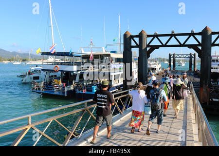 Thailandia Phuket Chalong barche per immersioni presso la Chalong pier Adrian Baker Foto Stock