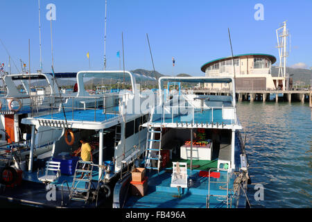 Thailandia Phuket Chalong barche per immersioni presso la Chalong pier Adrian Baker Foto Stock